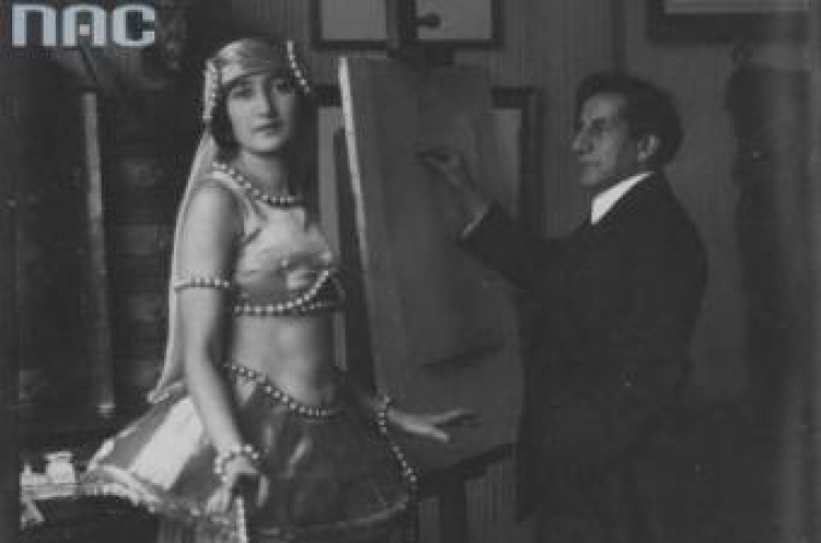 Leopold Gottlieb malujący portret tancerki Leili Bederkhan. 1925 r. Fot. NAC