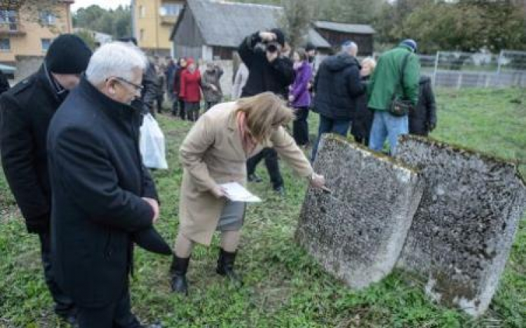 Ceremonia rededykacji, czyli odnowy duchowej cmentarza żydowskiego we Frampolu. Fot. PAP/W. Pacewicz