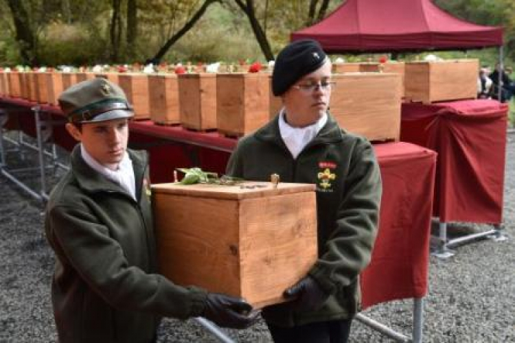 Pogrzeb szczątków osób rozstrzelanych przez Niemców w czasie II w. św. na terenie tzw. Glinnika. Fot. PAP/J. Bednarczyk Pogrzeb szczątków osób rozstrzelanych przez Niemców w czasie II w. św. na terenie tzw. Glinnika. Fot. PAP/J. Bednarczyk