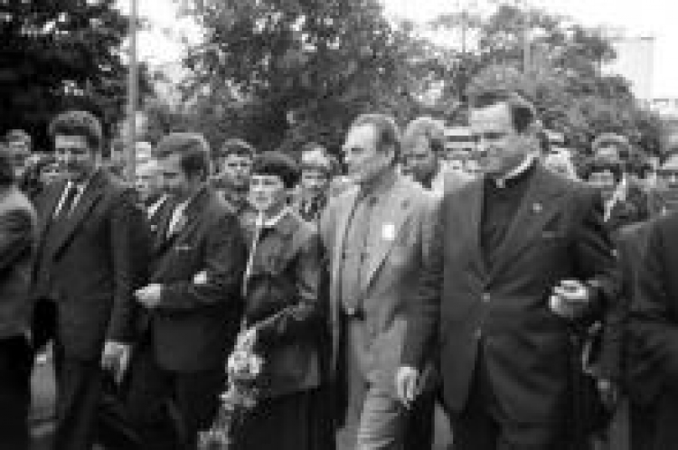 Wizyta Czesława Miłosza (jasny garnitur) w Stoczni Gdańskiej. 17.06.1981 r. Fot. PAP/T. Abramowicz