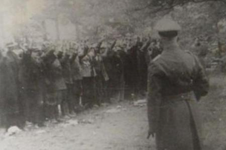 Skazańcy na chwilę przed egzekucją. Piaśnica, 1939 r. Źródło: Waldemar Engler/Wikimedia Commons 