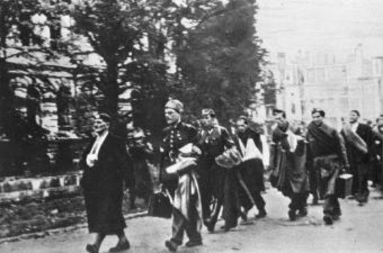 Oddziały powstańcze opuszczają Warszawę. Październik 1944 r. Fot. PAP/CAF/Reprodukcja