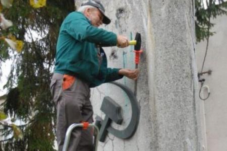 Demontaż sierpa i młota z obelisku przed szkołą podstawową w Stępocicach. Fot. IPN