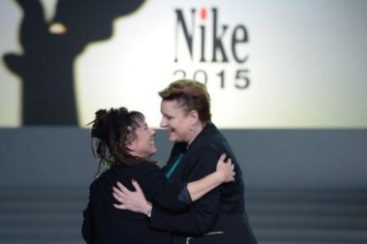 Minister Małgorzata Omilanowska i laureatka Nagrody Literackiej Nike 2015 Olga Tokarczuk. Fot. PAP/J. Turczyk  