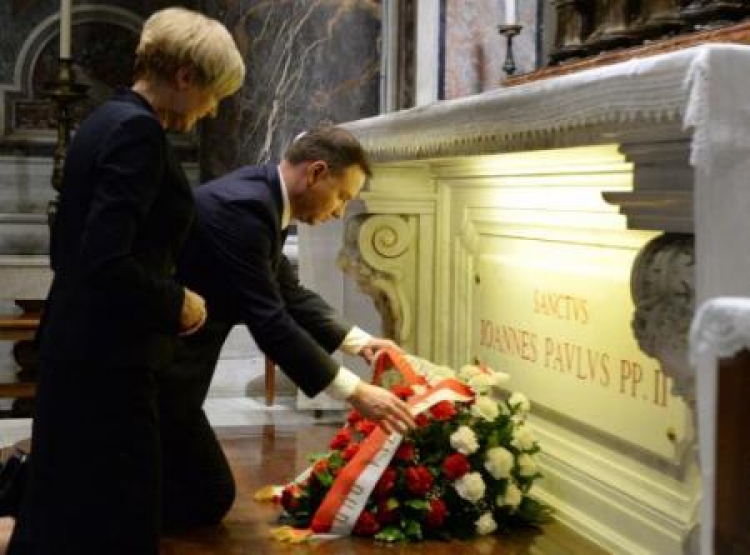 Prezydent Andrzej Duda z małżonką składają wieniec przy grobie św. Jana Pawła II. Fot. PAP/J. Turczyk