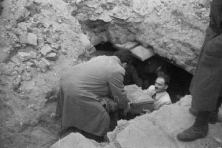 Znalezienie skrzyń zawierających pierwszą część tzw. Archiwum Ringelbluma. 18.09.1946. Fot. PAP/CAF/W. Forbert