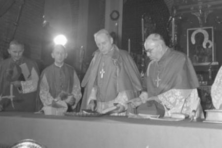 Abp Bolesław Kominek (P), kard. Stefan Wyszyński, abp Karol Wojtyła (L). 1965 r. Fot. PAP/A. Kossobudzki Orłowski