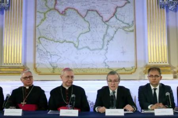 Bp Artur Miziński, abp Stanisław Gądecki, min. Piotr Gliński, dyr. Krzysztof Dudek. Warszawa,27.11.2015. Fot.PAP/T.Gzell