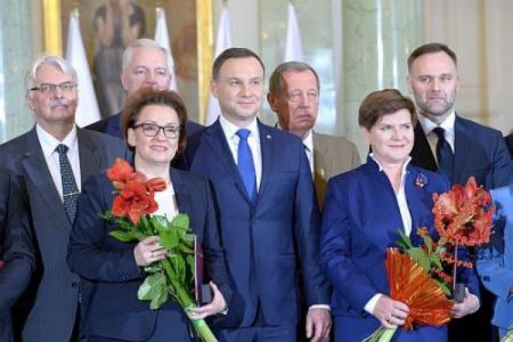 Prezydent Andrzej Duda, premier Beata Szydło oraz ministrowie podczas uroczystość zaprzysiężenia rządu Fot.PAP/J.Turczyk