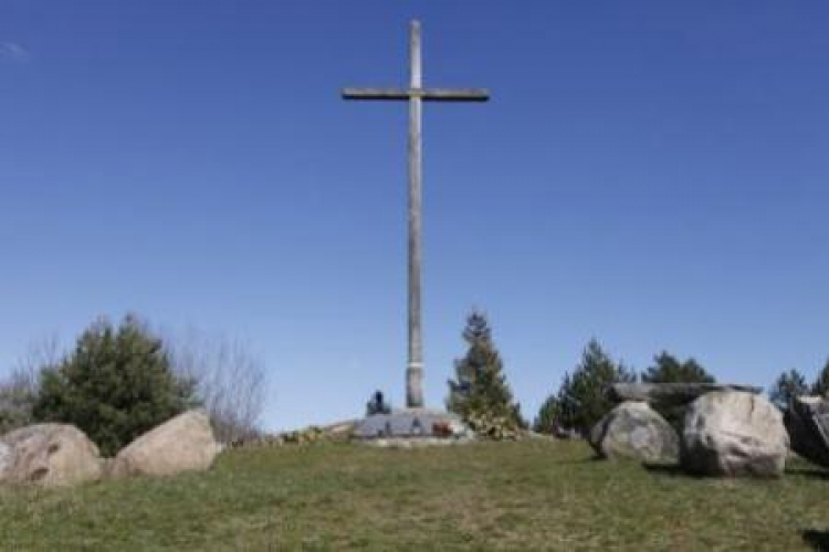 Krzyż w Gibach upamiętniający pomordowanych w obławie augustowskiej. Fot. PAP/A. Reszko