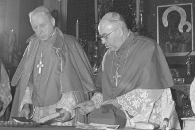 Abp wrocławski Bolesław Kominek (P) i prymas Polski kard. Stefan Wyszyński. 1965 r. Fot. PAP/A. Kossobudzki-Orłowski