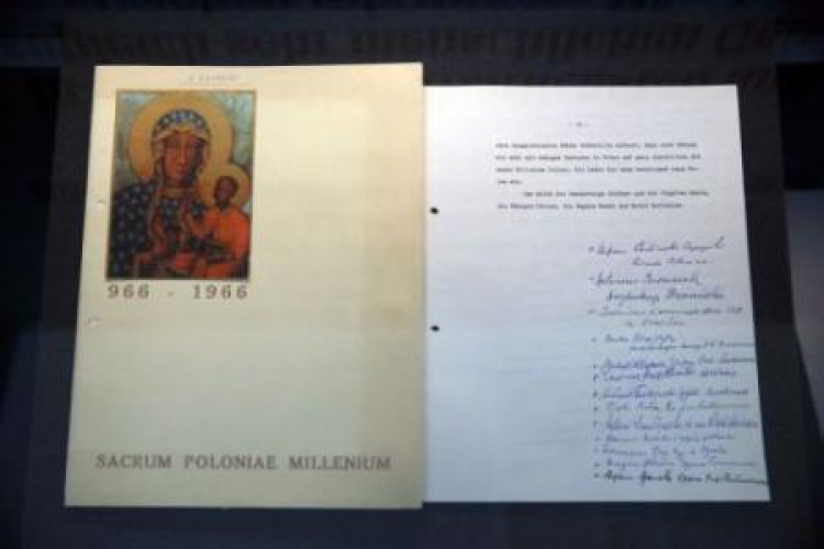 Oryginał listu biskupów polskich z 1965 r. na wystawie Muzeum Historii Polski „Odwaga i pojednanie”. Fot. PAP/T. Gzell