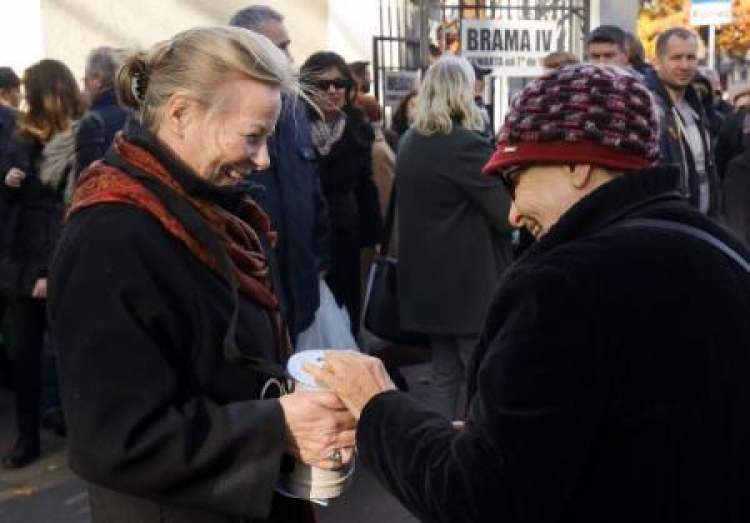 Aktorka Anna Nehrebecka kwestuje na Powązkach w dzień Wszystkich Świętych. Fot. PAP/P. Supernak