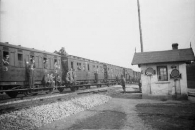 Pociąg z przesiedlonymi w drodze na Ziemie Odzyskane. 1946 r. Fot. PAP/CAF/S. Urbanowicz