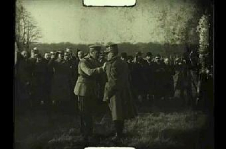 Marszałek Józef Piłsudski dekoruje marszałka Francji Ferdynanda Focha orderem Virtuti Militari Fot. NInA
