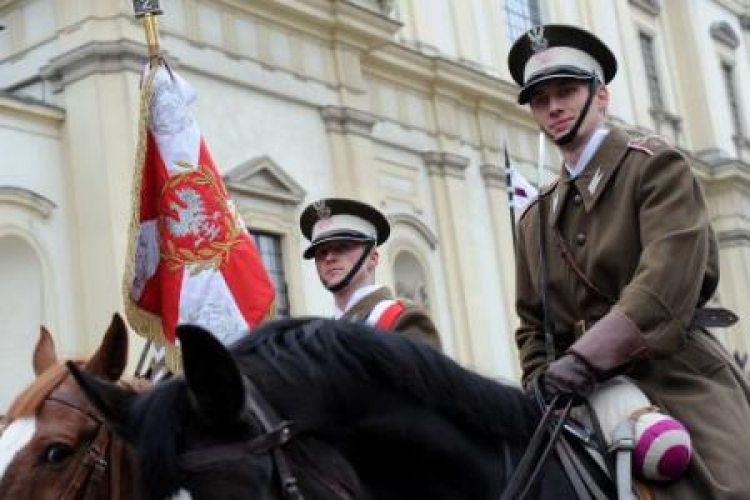 Święto Niepodległości w Warszawie. Rekonstrultorzy w mundurach 1 Pułku Szwoleżerów. Fot. PAP/G. Jakubowski