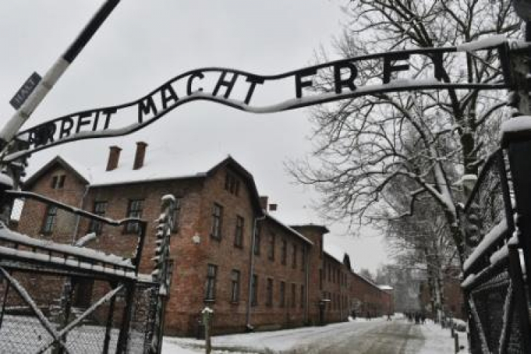 Auschwitz - brama z napisem "Arbeit macht frei". Fot. PAP/J. Bednarczyk