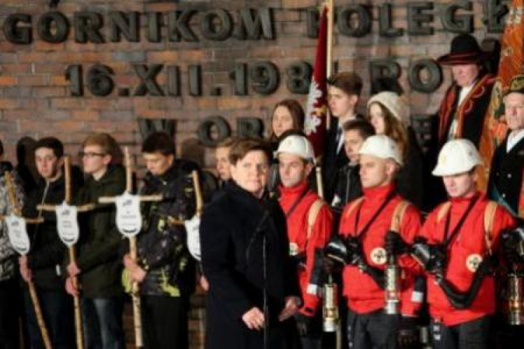 Premier Beata Szydło podczas uroczystości upamiętniających zabitych górników z KWK Wujek. Fot. PAP/A. Grygiel Premier Beata Szydło podczas uroczystości upamiętniających zabitych górników z KWK Wujek. Fot. PAP/A. Grygiel