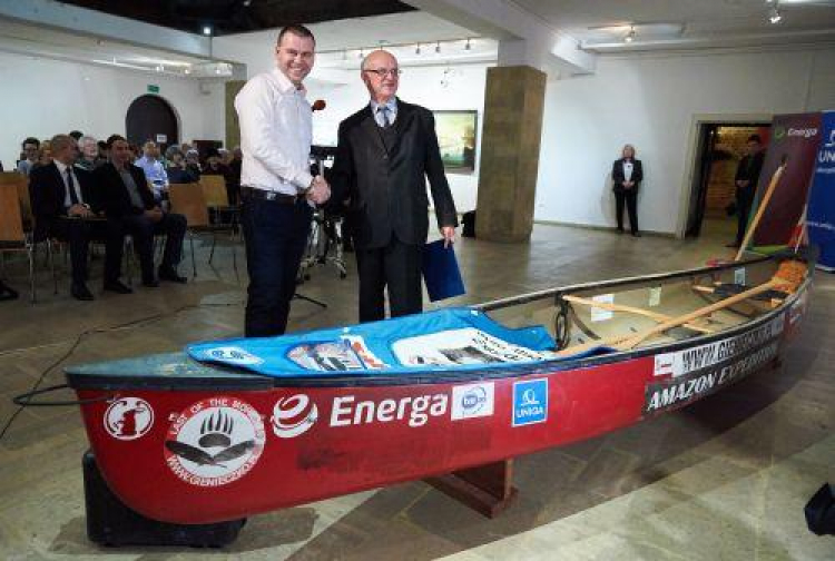 Podróżnik Marcin Gienieczko przekazuje canoe dyrektorowi Muzeum Morskiego Jerzemu Litwinowi. Fot. PAP/A. Warżawa