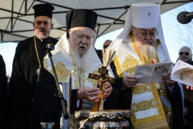 Patriarcha Bartłomiej I (C) i prawosławny metropolita warszawski i całej Polski arcybiskup Sawa. Fot. PAP/J. Kamiński