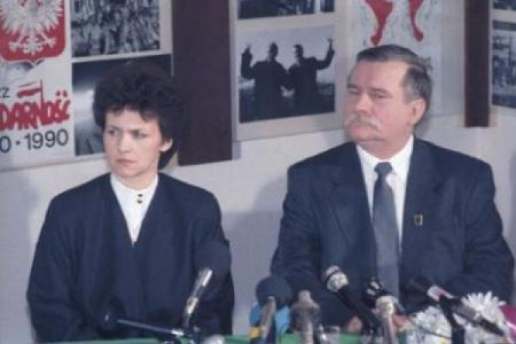 Konferencja prasowa Lecha Wałęsy po ogłoszeniu wstępnych wyników wyborów, obok żona Danuta Wałęsa. Fot. PAP/J. Bogacz