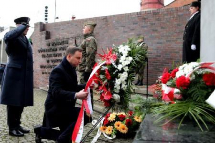 Prezydent Andrzej Duda przed pomnikiem poległych górników katowickiej kopalni Wujek. Fot. PAP/A. Grygiel