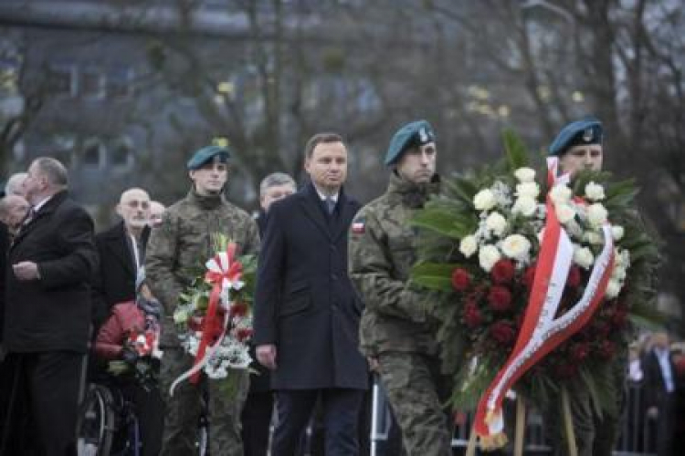 Prezydent Andrzej Duda składa kwiaty pod Pomnikiem Ofiar Grudnia 1970  w Szczecinie. Fot. PAP/T. Murański