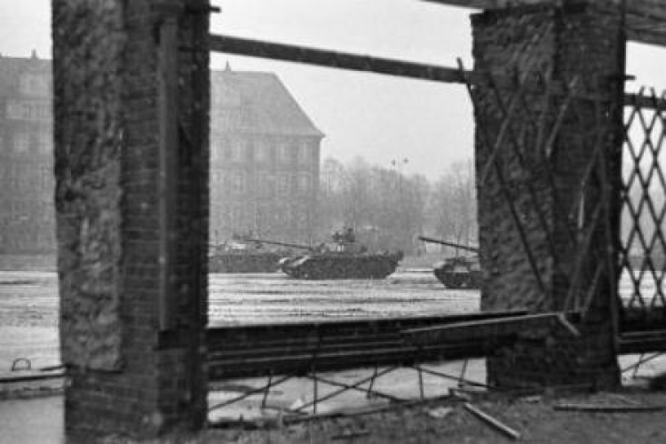 Grudzień'70 w Elblągu: czołgi na pl. Jedności Narodu (obecnie pl. Konstytucji) przed gmachem sądu. Fot. IPN