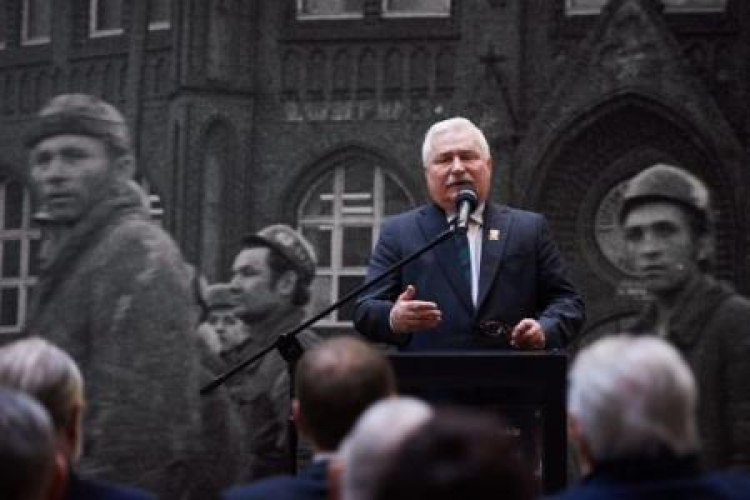 Lech Wałęsa podczas uroczystości  "Epitafium pamięci ofiar Grudnia ’70". Fot. PAP/A. Warżawa
