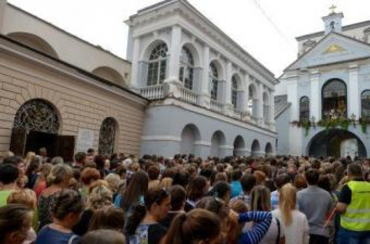 Uczniowie polskich szkół na Litwie i ich rodzice. Msza przed Kaplicą Ostrobramską. Wilno, 02.09.2015. Fot. PAP/M. Obara