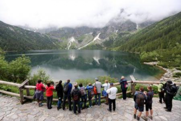 Turyści nad Morskim Okiem w Tatrach. Fot. PAP/G. Momot