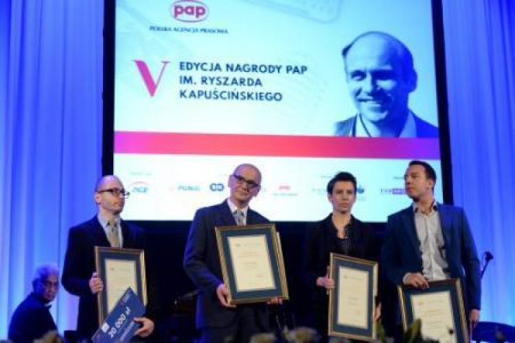 Laureaci Nagrody im. Kapuścińskiego: J. Kopińska (2P), A. Bogacz (L), D. Rosiak (2L) i E. Gęsina-Torres (P). Fot. PAP