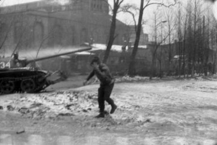 Pacyfikacja Kopalni Wujek 16 grudnia 1981 r. Fot. PAP/M. Janicki 