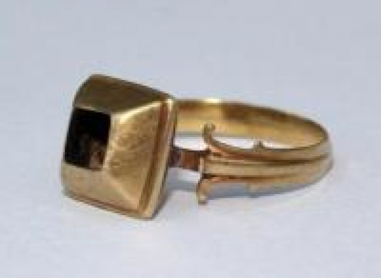 Złoty pierścionek z XVI w., odnaleziony na bielskiej starówce. Fot. Muzeum Historyczne w Bielsku-Białej