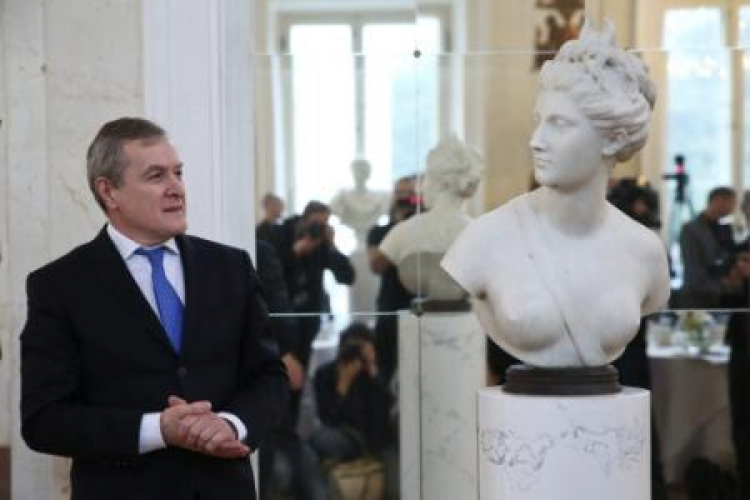 Minister kultury prof. Piotr Gliński przekazuje rzeźbę Diany. Fot. PAP/R. Guz