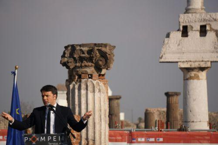 Premier Włoch Matteo Renzi podczas uroczystości w Pompejach. Fot. PAP/EPA