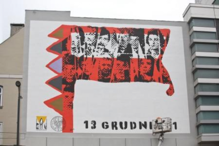 Mural odsłonięty w Warszawie w 34. rocznicę wprowadzenia stanu wojennego. Fot. PAP/R. Guz