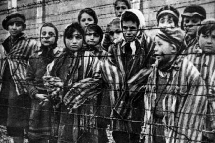 Auschwitz 1945 r. - ocalone dzieci. Fot. PAP/Reprodukcja