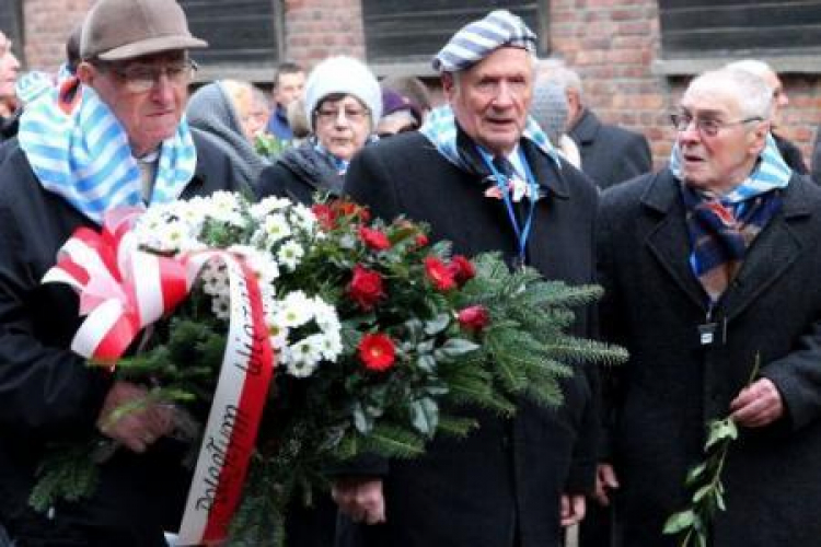 Byli więźniowie Auschwitz składają kwiaty i znicze pod ścianą śmierci. Oświęcim, 27.01.2016. Fot. PAP/A. Grygiel