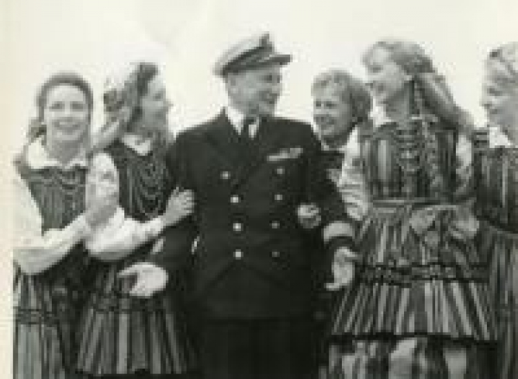 Kpt. Tadeusz Meissner z aktorką Elżbietą Czyżewską i artystkami „Mazowsza” na pokładzie „Batorego”. 1963 r. Źródło: ME