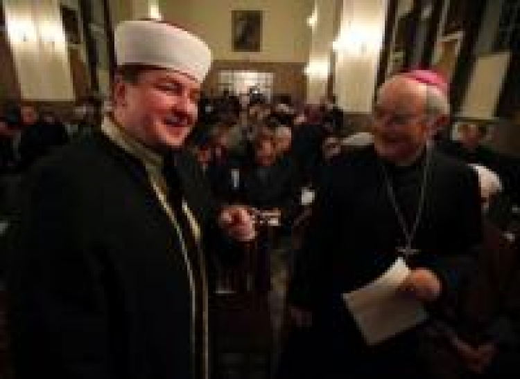 Mufti Tomasz Miśkiewicz i arcybiskup Henryk Hoser podczas obchodów IX Dnia Islamu. Fot. PAP/T. Gzell
