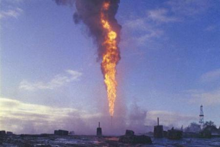 Pożar szybu naftowego Daszewo I w okolicy Karlina. Grudzień 1980 r. Fot. PAP/B. Różyc