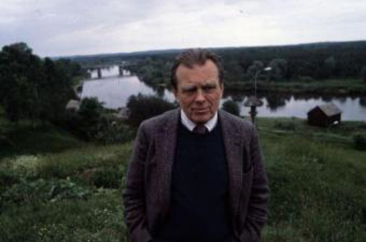Czesław Miłosz spaceruje nad Narwią w Nowogrodzie (Podlasie) podczas wizyty w Polsce. 15.06.1981. Fot. PAP/M. Billewicz