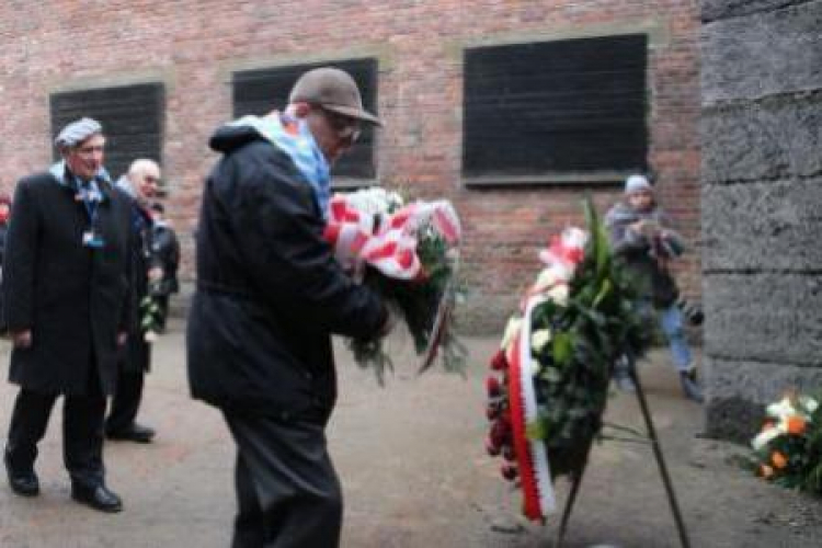 Byli więźniowie Auschwitz złożyli kwiaty pod Ścianą Straceń. Fot. PAP/A. Grygiel