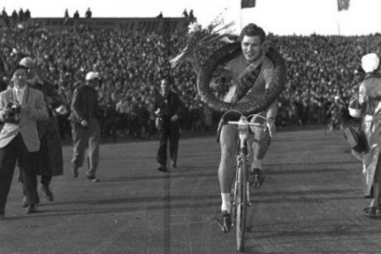 Stanisław Królak podczas Wyścigu Pokoju w 1956 r. Fot. PAP/CAF/S. Dąbrowiecki