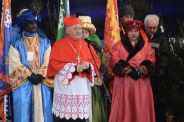  Metropolita warszawski kardynał Kazimierz Nycz oraz uczestnicy Orszaku Trzech Króli. Fot. PAP/J. Turczyk