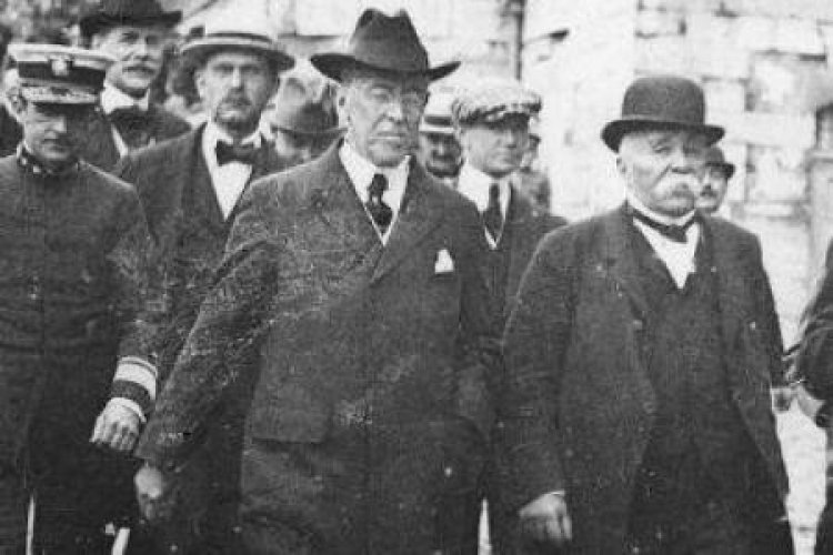 Prezydent USA T. W. Wilson (1. z lewej) i premier Francji G. Clemenceau podczas Konferencji Pokojowej w Paryżu. Fot. NAC