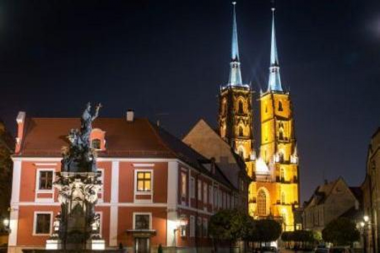 Wrocław, Ostrów Tumski i Katedra św. Jana Chrzciciela nocą. Fot. PAP/M. Kulczyński