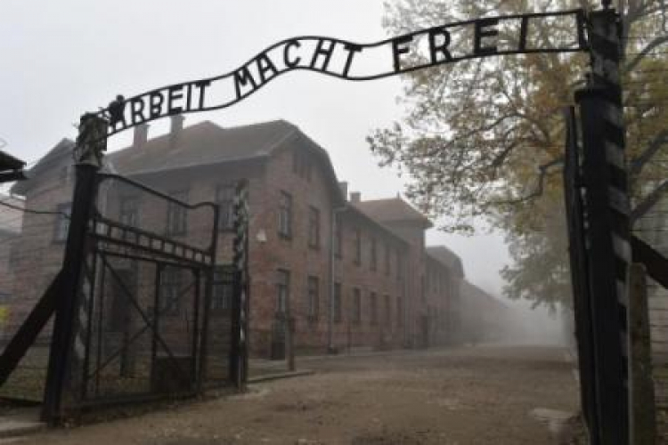 Napis „Arbeit macht frei” nad bramą wjazdową do niemieckiego obozu Auschwitz. Fot. PAP/J. Bednarczyk
