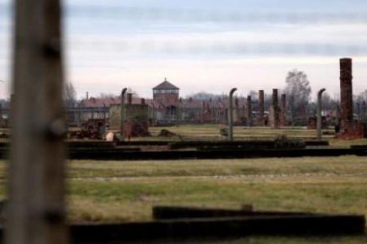 Teren byłego niemieckiego nazistowskiego obozu koncentracyjnego Birkenau (Auschwitz II). Fot. PAP/A. Grygiel